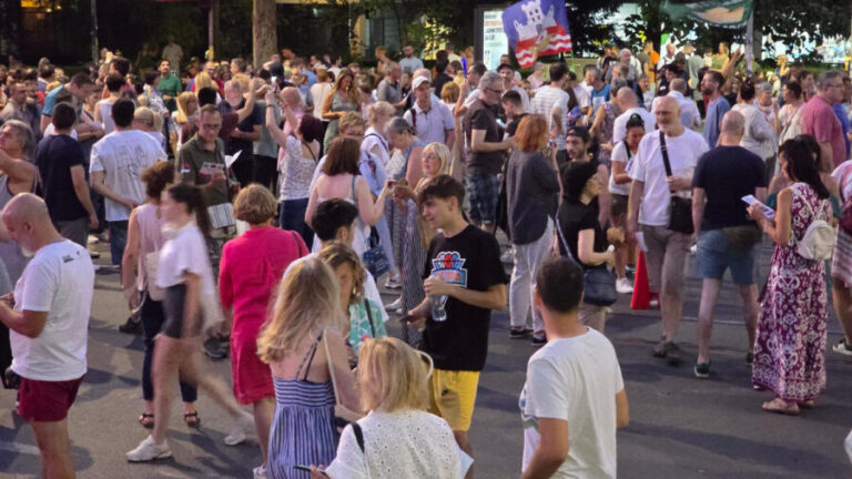 Sukob na Zvezdari: Zbog čega građani blokiraju zgradu MUP-a?