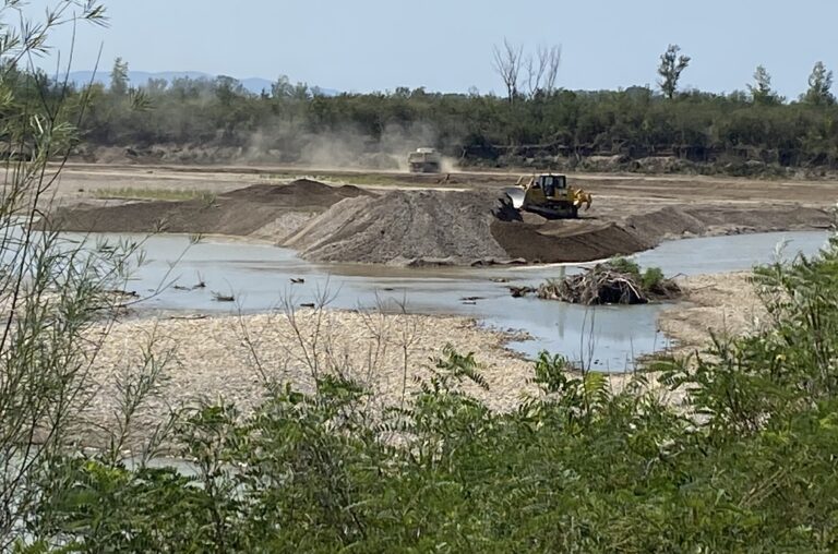 Nekad je uz Eko naselje u Amajlijama tekla Drina: Danas „braća“ kopaju i odnose joj dušu