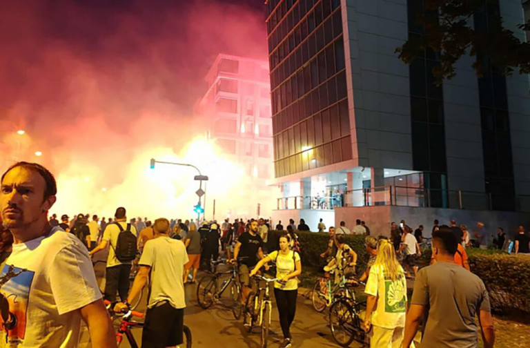 Srbija na nogama: Suzavac i petarde u Novom Sadu, naprednjaci ispaljuju vatromet na građane