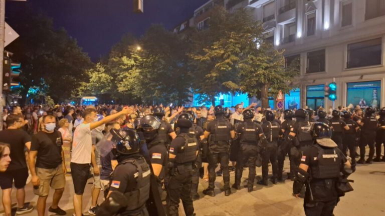 Svjetski mediji opširno o sukobima u Srbiji: „Eskalirali protesti protiv Vučića!