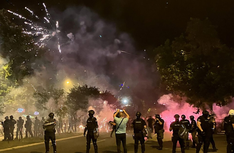 Kao da je ratno stanje: Srbiju večeras potresaju građanski protesti, premlaćivanja, pirotehnika…kafastrofa