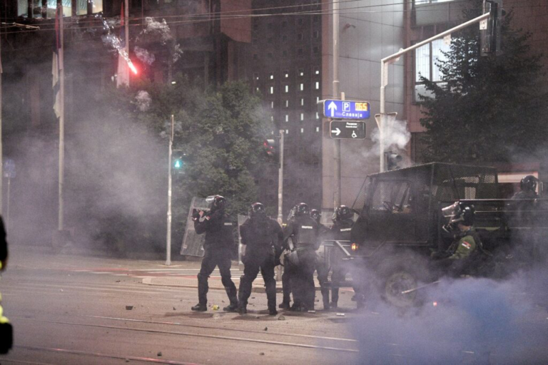 Potpuni haos u Beogradu: Bačen suzavac kod Generalštaba, lete kamenice, prekinut koncert Karleuše u Loznici