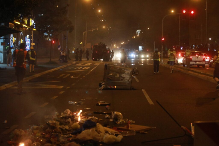 Nastavljeni protesti u Srbiji: Gore kontejneri, zapaljene prostorije SNS-a na Paliluli, Vučić ljut