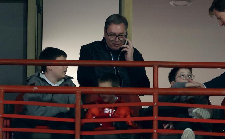 Vučić na Marakani svjedočio porazu omiljenog kluba i horskom vrijeđanju navijača Zvezde VIDEO