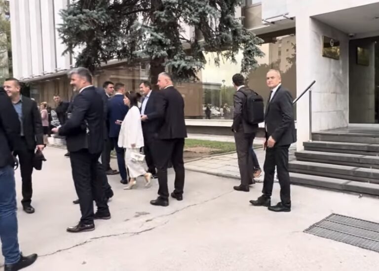 Dojava o bombi u Narodnoj skupštini Republike Srpske: Narodni poslanici napustili zgradu Skupštine (FOTO)