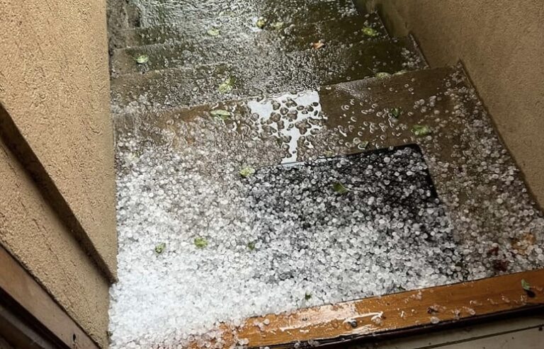 Spojili se nebo i zemlja: Snažno nevrijeme pogodilo Srbiju; Na ulicama potop, sručio se i grad FOTO/VIDEO