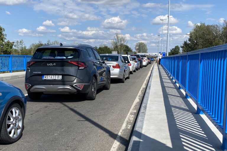 Duge kolone vozila prema Srbiji: Na Pavlović mostu čekanje i do 90 minuta FOTO