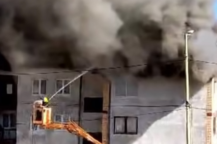 Požar na stambenoj zgradi u Vlasenici FOTO