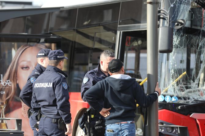 Strašna tragedija: Poginula djevojčica, vatrogasci je izvlačili ispod autobusa