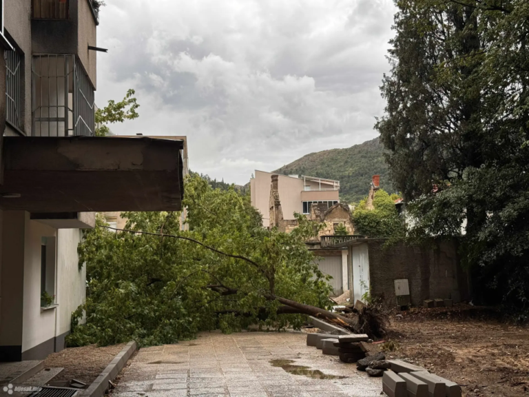 Obilne kiše izazvale haos u saobraćaju: Zatvoreni svi izlazi iz Mostara, grom srušio stablo
