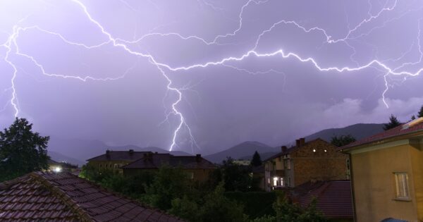 Užas u Klupcima kod Loznice: Grom udario u fudbalski teren, ljekari se jednoj osobi bore za život
