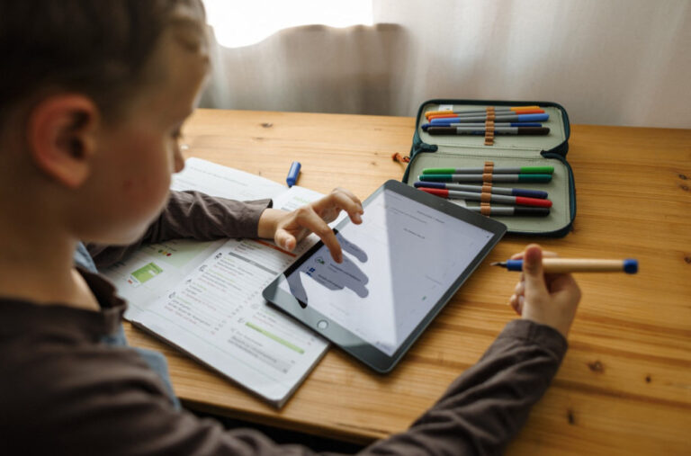 Srpski genije iz Niša smislio aplikaciju: Ovako će djeca iz dijaspore za 7 dana savladati ćirilicu!