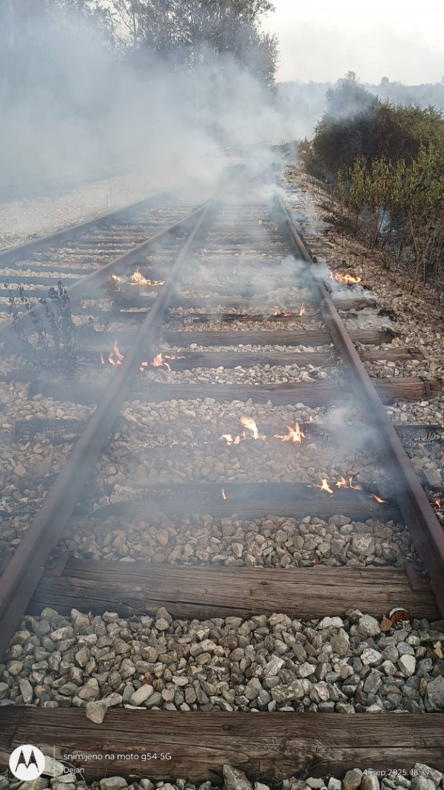 Drama između Zaječara i Negotina: Požar zaustavio vozove FOTO