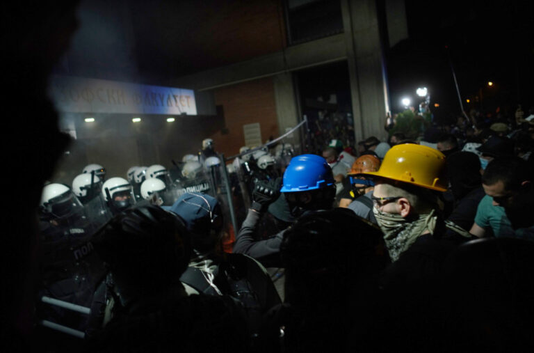 Agencija AP: Haos u Novom Sadu izazvala policija, ispaljivala je suzavac i jurišala na mirne demonstrante