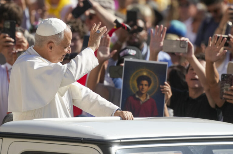 „Božji influenser“ proglašen za sveca: Tinejdžer izliječio djete od raka pankreasa? FOTO