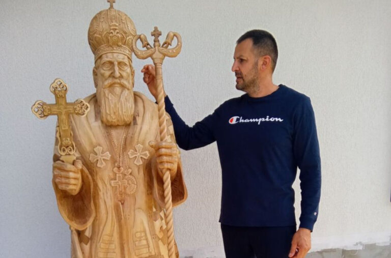 U znak poštovanja prema liku i djelu omiljenog patrijarha Pavla – isklesao skulpturu od dva metra FOTO
