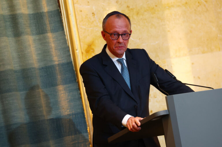 Merc slomljen, zaplakao tokom govora: Sramota me je kao Nijemca VIDEO