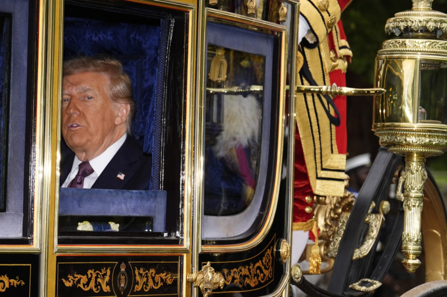 Melanija i Kamila u kočiji; Tramp stigao helikopterom FOTO