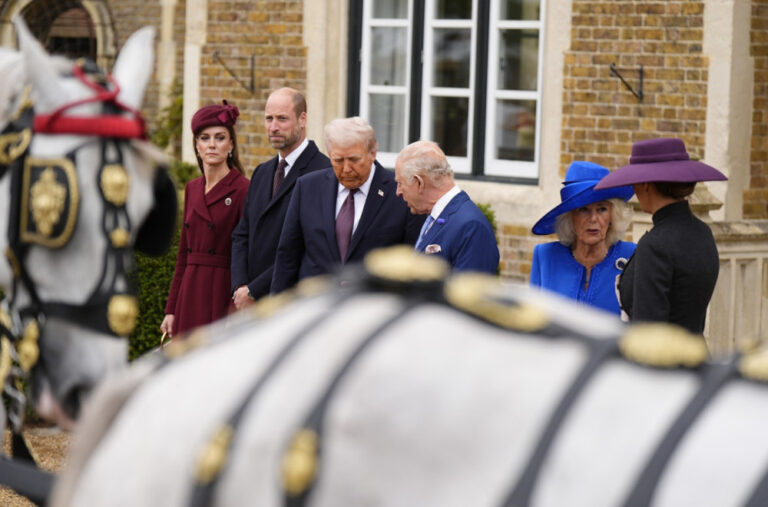 Melanija i Kamila u kočiji; Tramp stigao helikopterom FOTO