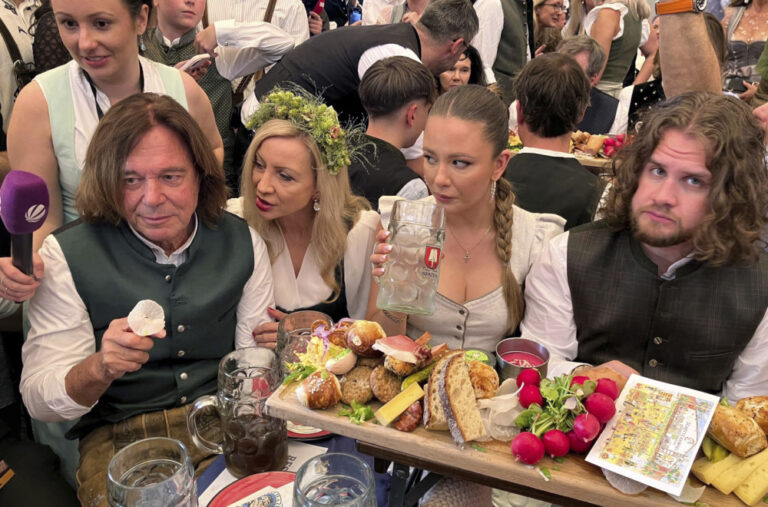 Počeo Oktobarfest: Rekordne cijene; Volove i svinjske koljenice mijenjaju veganski obroci FOTO