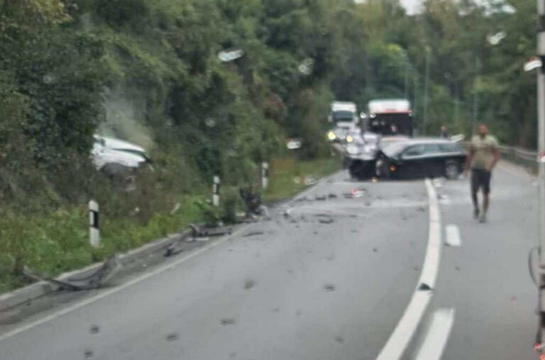 Stravična nesreća: Automobil sletio s puta, smrskani dijelovi svuda po kolovozu