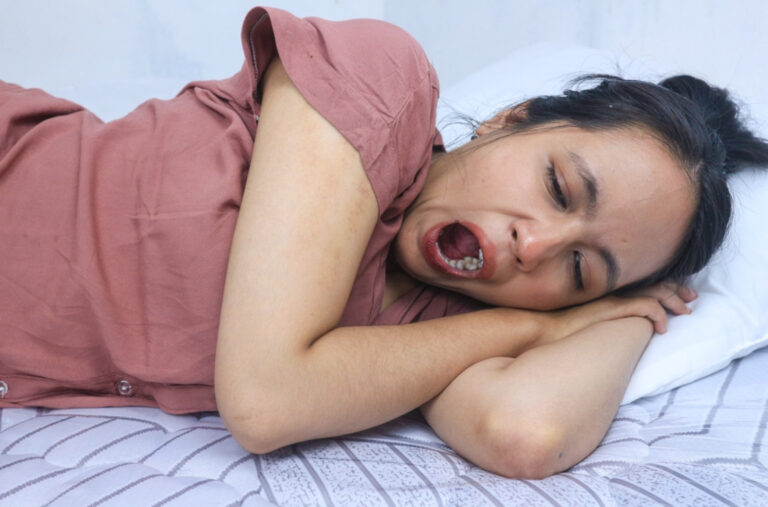 Toliko je zijevala da je slomila vrat: „Neobična nesreća“ užasnula mnoge FOTO