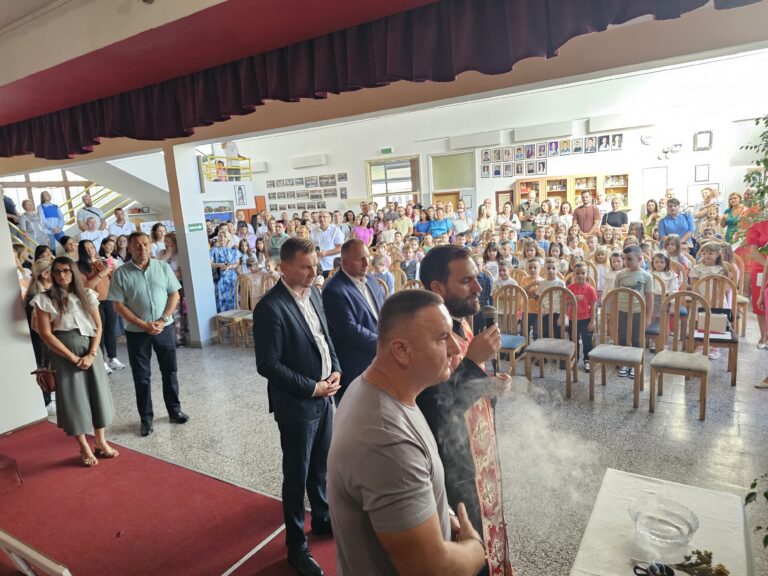 Počela školska godina, moleban i čestitka načelnika Ugljevika: Zvono, opet, zazvonilo!