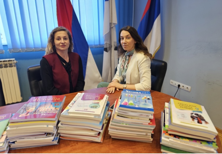 Udžbenici za školarce korisnicima prava socijalne zaštite: Dar opštine Ugljevik i Centra za socijalni rad