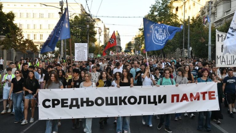 „Srednjoškolci pamte“: Kolone sa Novog Beograda, Zemuna, Zvezdare, Voždovca i Dorćola idu ka centru grada