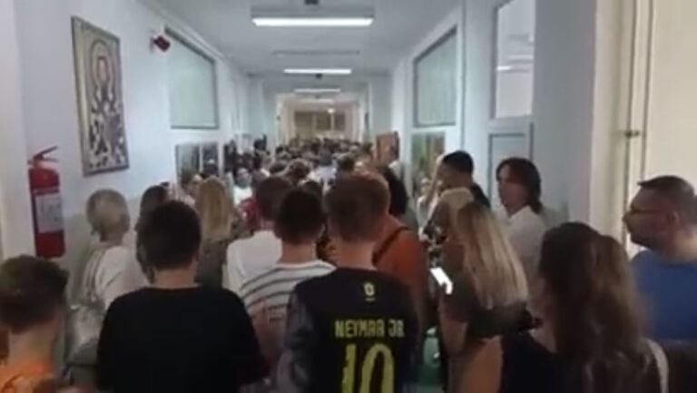 Haos u školi u Mirijevu: Policija izvela direktora iz ženskog toaleta, roditelji odbijaju da pošalju djecu na nastavu