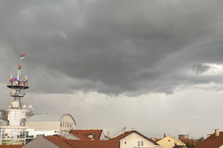 Crni oblaci i grmljavina nad Bijeljinom: Stiglo nevrijeme, građani oprez!