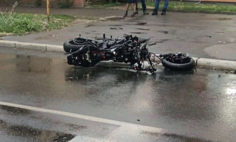 Teška saobraćajna nesreća kod Tuzle: Poginuo vozač motocikla