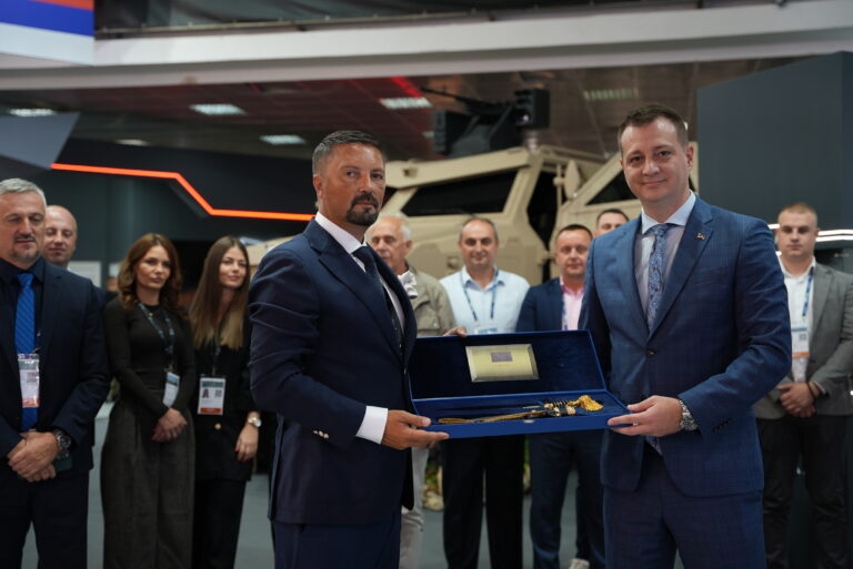 Poklon „Orla“ direktoru TRB-a u znak čvrste saradnje dvije kompanije