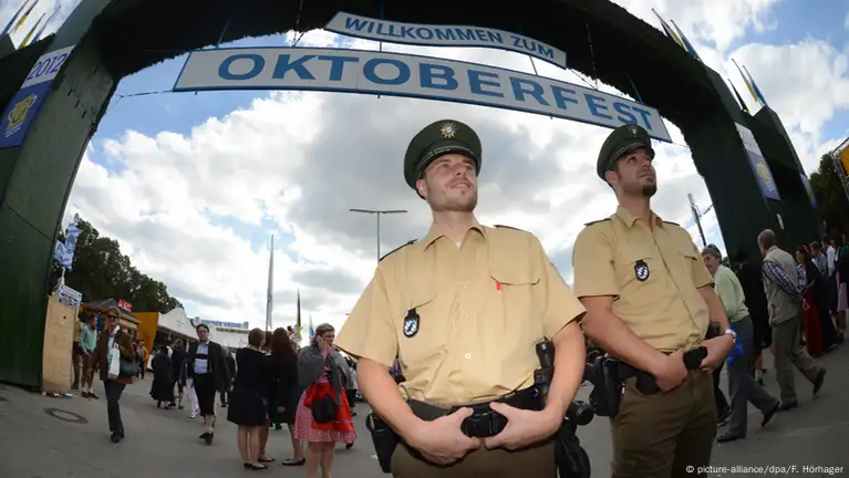 Drama u Minhenu: „Policija ne dozvoljava ulaz na Oktobarfest: Panika među posjetiocima, apel – ne dolazite više! (FOTO)