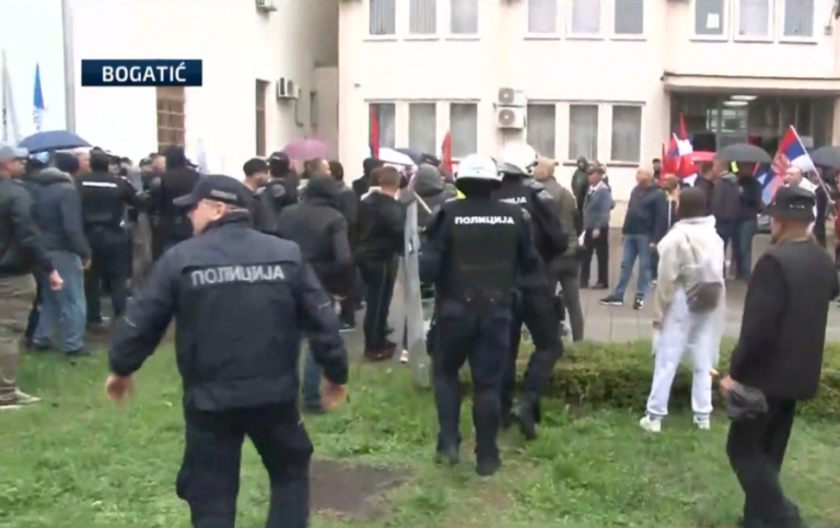 Opšta makljaža u Bogatiću, lete flaše i kamenice: Sukob „blokadera“ i „antiblokadera“