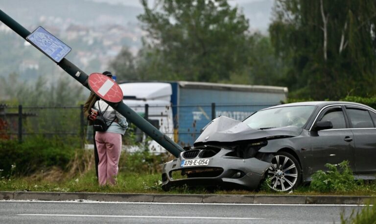 Saobraćajka na Stupu, automobil udario u stub javne rasvjete