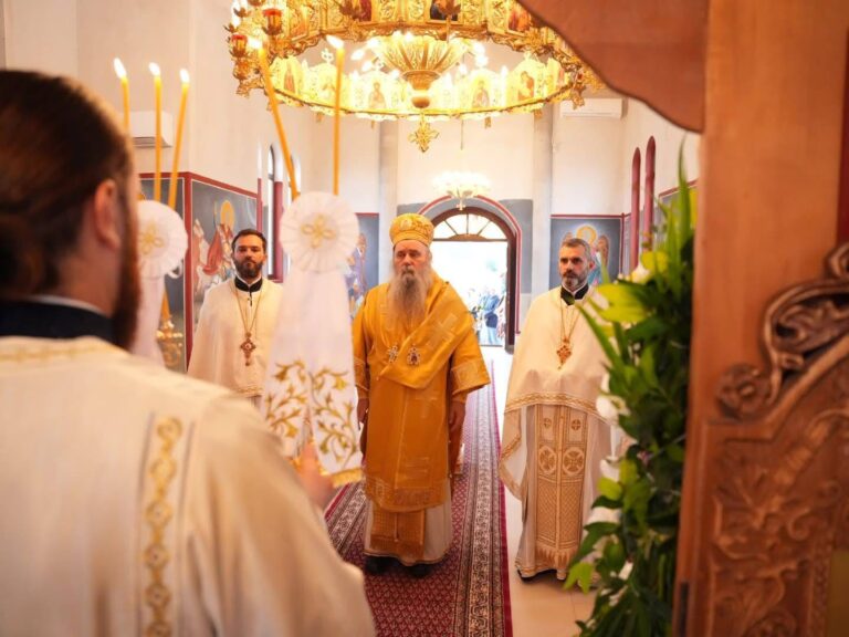 Mitropolit Fotije osveštao hram Svete velikomučenice Nedelje u Hasama
