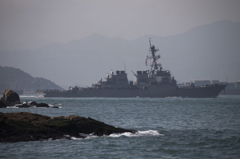 NATO na nogama: Britanci presreli ruski razarač