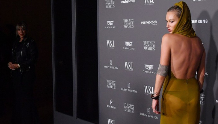 Sunovrat zvijezde: Jedva stoji na nogama, pomažu joj da hoda VIDEO