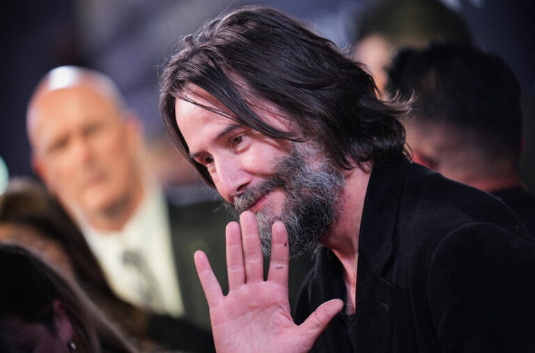 Kijanu Rivsa napala obožavateljka, obezbeđenje moralo da reaguje: „Ja sam tvoja božanska supruga!“