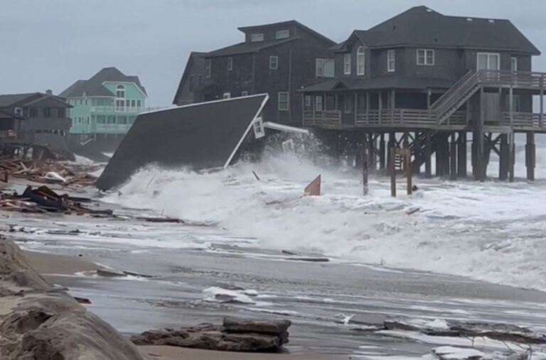 Udar dva uragana; Kuće padaju kao kula od karata FOTO