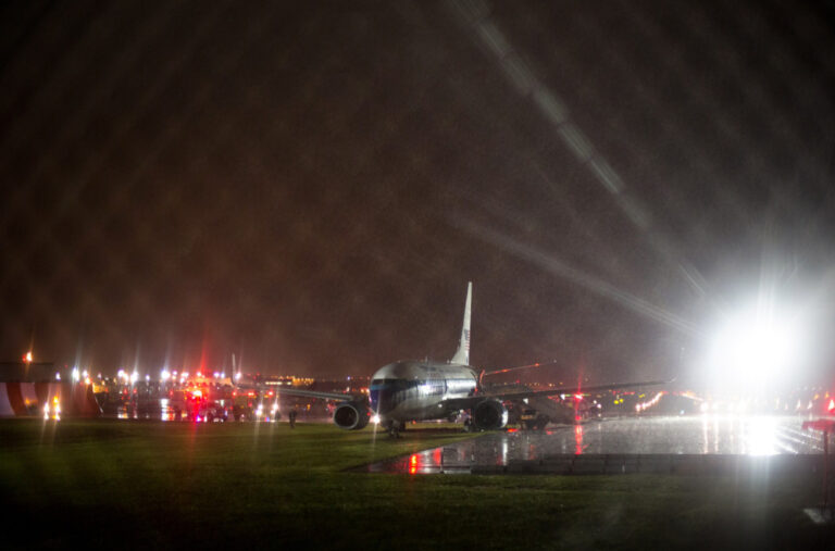 Avion prinudno sleteo; Piloti u šoku – „čuli smo kucanje, nismo znali ko je“ FOTO