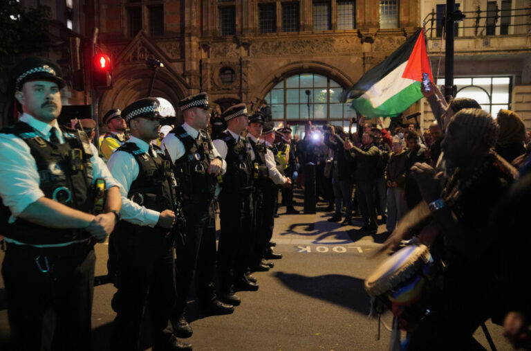 Nekoliko sati nakon terorističkog napada, Britanci na ulicama; „Briga me za jevrejsku zajednicu“ FOTO