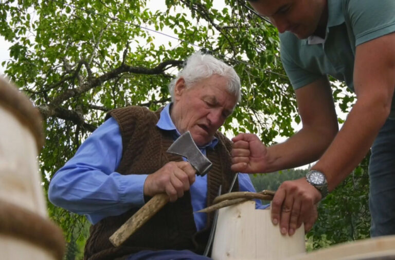 Miroslav iz sela kod Prijepolja je pravi deka zmaj: Ima skoro 90 godina, ali ponosno čuva stari zanat