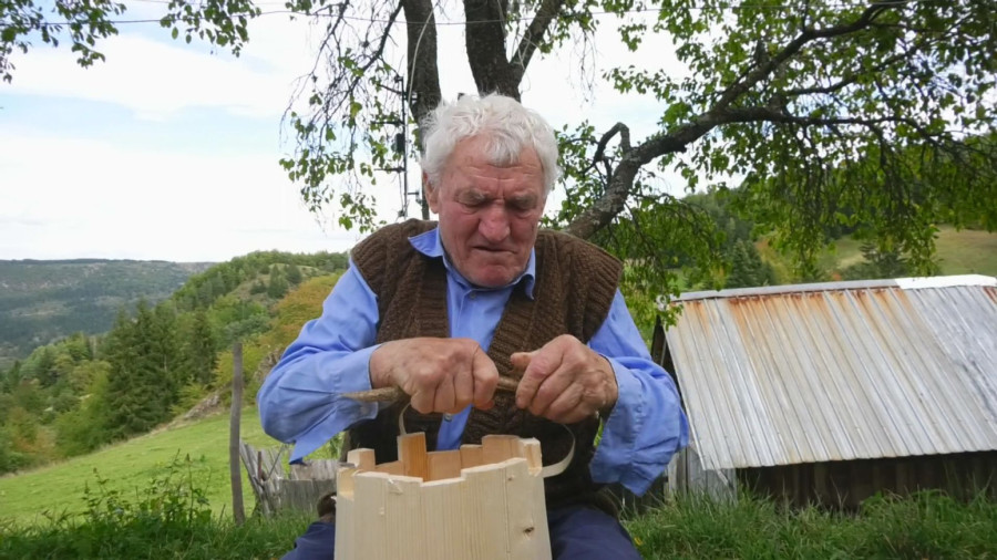 Miroslav iz sela kod Prijepolja je pravi deka zmaj: Ima skoro 90 godina, ali ponosno čuva stari zanat