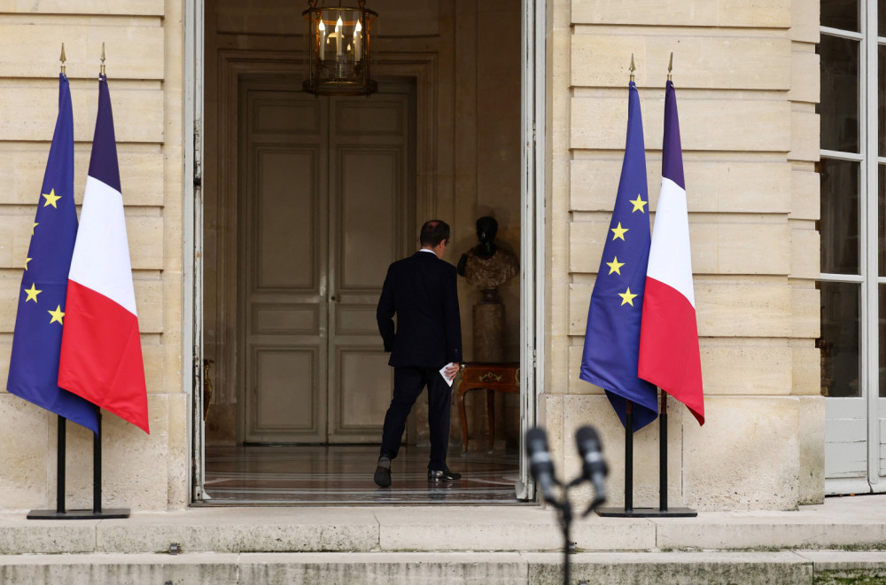 Makron bedno odlaže neizbežno – svoj odlazak; Sledi raspuštanje parlamenta?