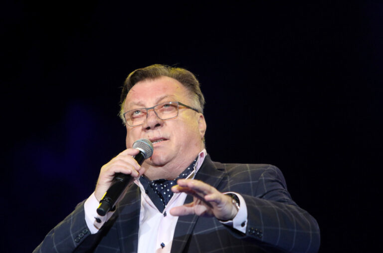 „Uspio je da snimi refren i strofu“: Pjevač progovorio o pjesmi koju je napisao za Bešlića VIDEO