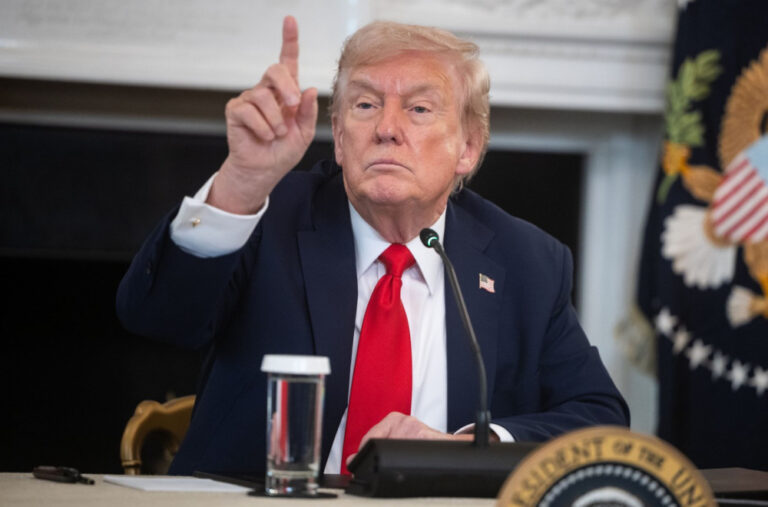 Šok fotografija: Tramp sa Nobelovom medaljom FOTO