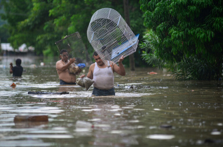 Katastrofalne poplave; Ulice pretvorene u rijeke; Desetine mrtvih FOTO/VIDEO