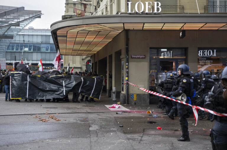 Haos u Bernu: Neredi na demonstracijama; Policija koristi suzavac i vodene topove VIDEO